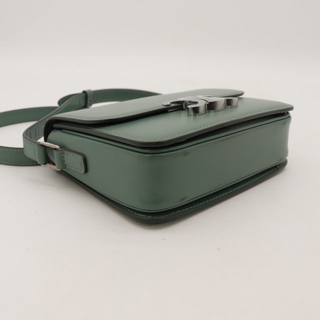 Détail de la doublure Céline Triomphe Teen cuir lisse vert sauge occasion authentique — AMANA Vintage