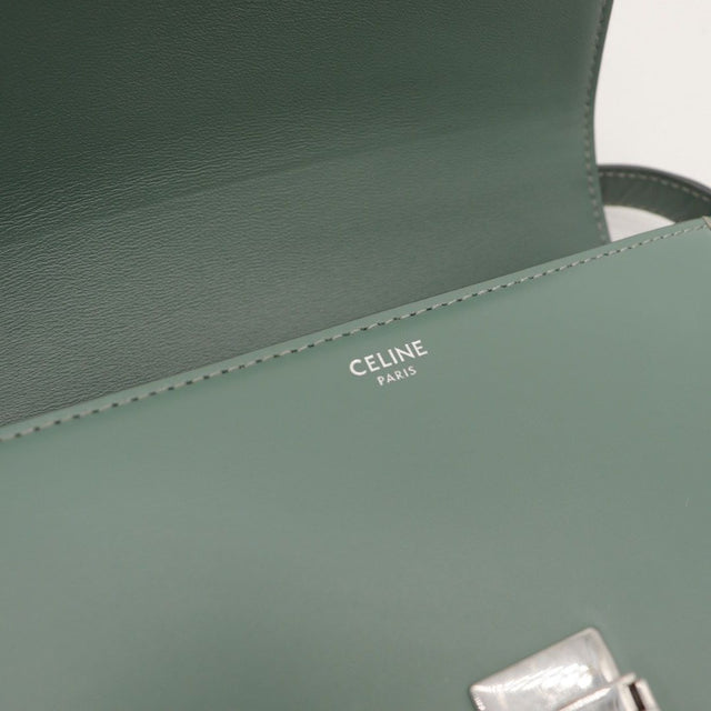 Détail du fermoir Triomphe Céline Triomphe Teen cuir lisse vert sauge occasion authentique — AMANA Vintage