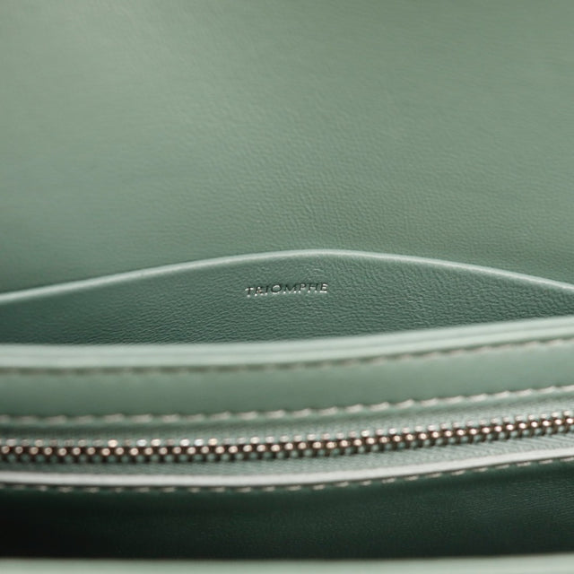 Détail de la bandoulière Céline Triomphe Teen cuir lisse vert sauge occasion authentique — AMANA Vintage