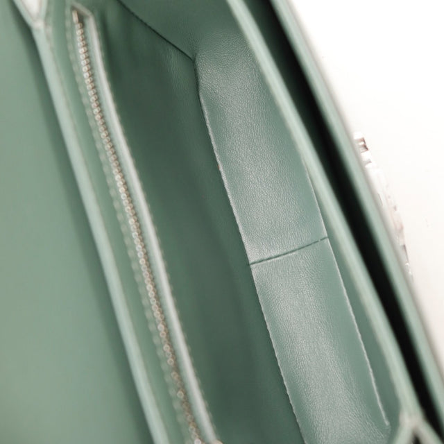 Vue portée Céline Triomphe Teen cuir lisse vert sauge occasion authentique — AMANA Vintage