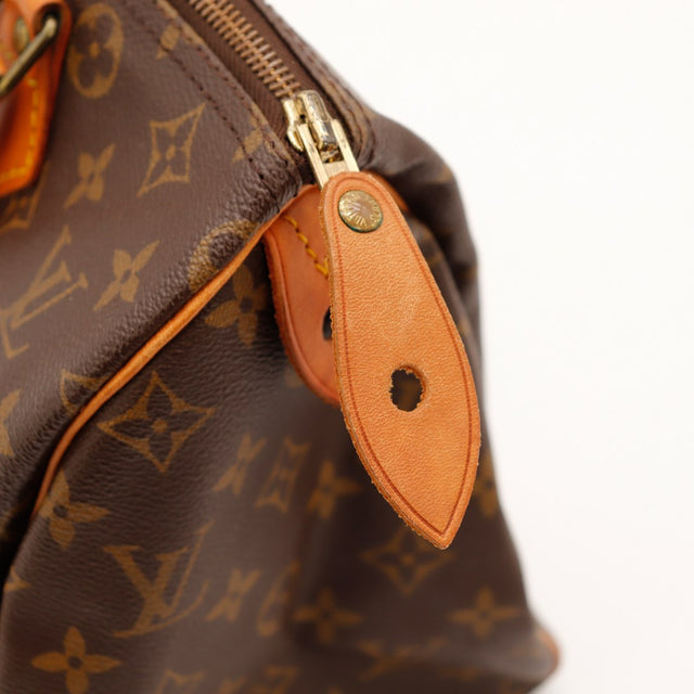 Détail languette cadenas Louis Vuitton Speedy 30 cuir vachette caramel — AMANA Vintage