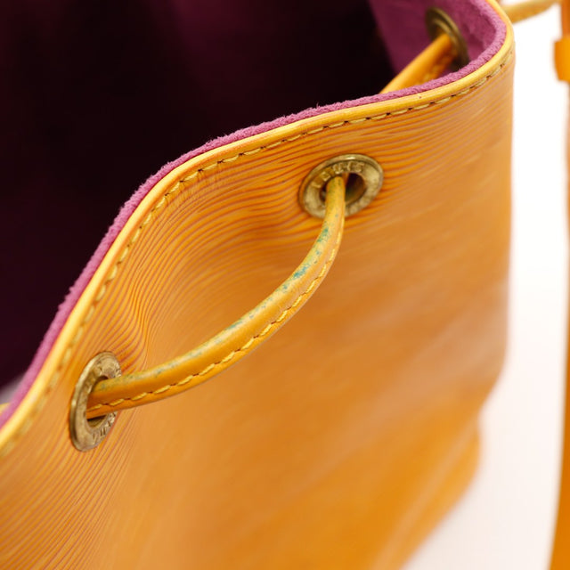 Detail logo Louis Vuitton interieur bandouliere Epi jaune — AMANA Vintage