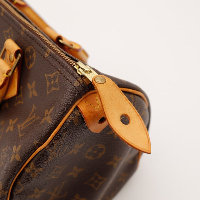 Détail tab vachette estampillé Louis Vuitton Paris made in France Speedy 30 — AMANA Vintage