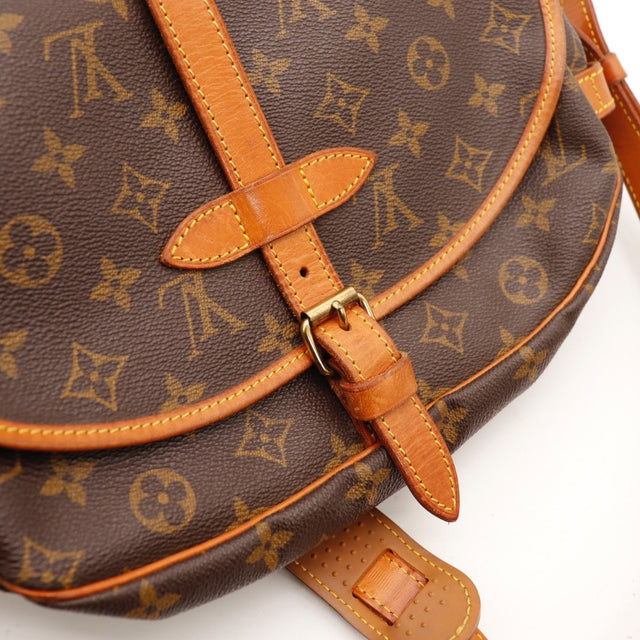 Détail de la bandoulière Louis Vuitton Saumur 30 Toile Monogramme occasion authentique — AMANA Vintage