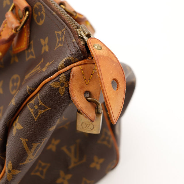 Détail languette cadenas Louis Vuitton Speedy 30 cuir craquelé — AMANA Vintage