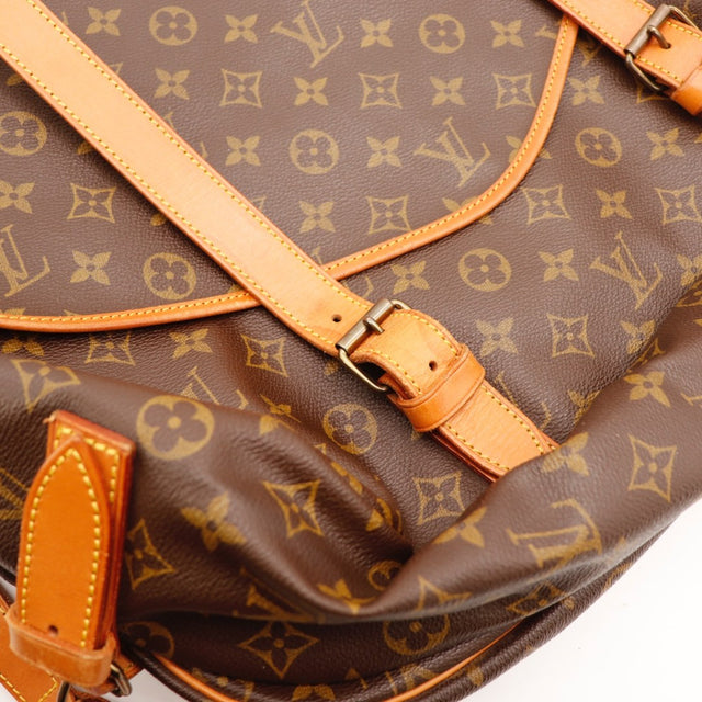 Détail de la bandoulière Louis Vuitton Saumur 35 cuir vachette occasion authentique — AMANA Vintage