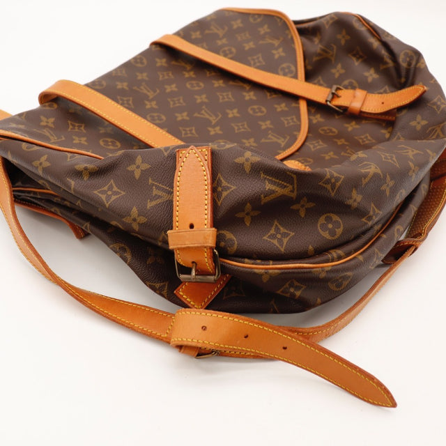 Détail des bordures Louis Vuitton Saumur 35 Toile Monogramme occasion authentique — AMANA Vintage