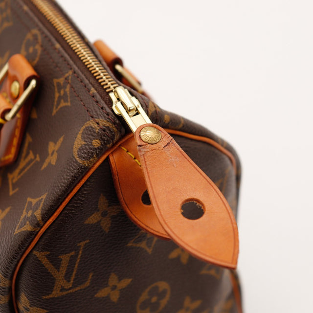Détail languette cadenas cuir vachette Louis Vuitton Speedy 25 — AMANA Vintage
