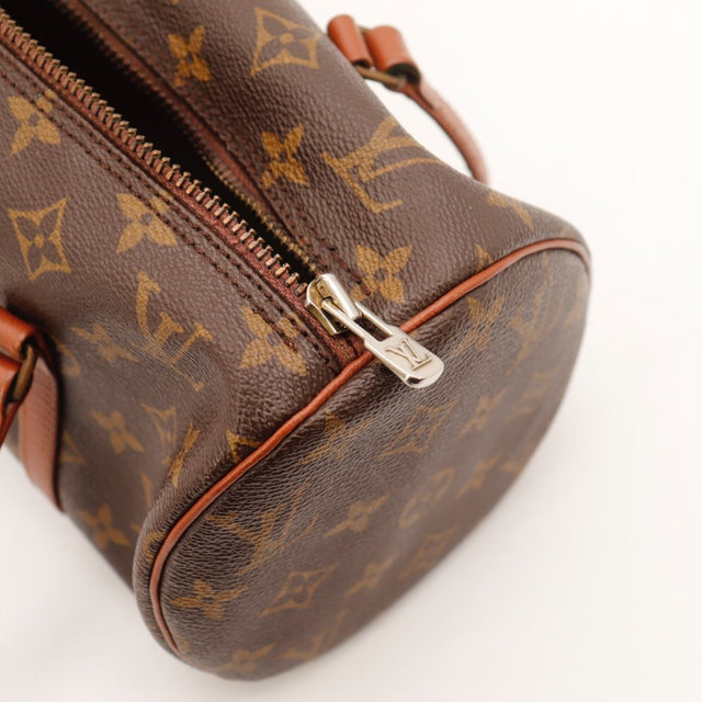 Détail des extrémités Louis Vuitton Papillon 30 Toile Monogramme occasion authentique — AMANA Vintage