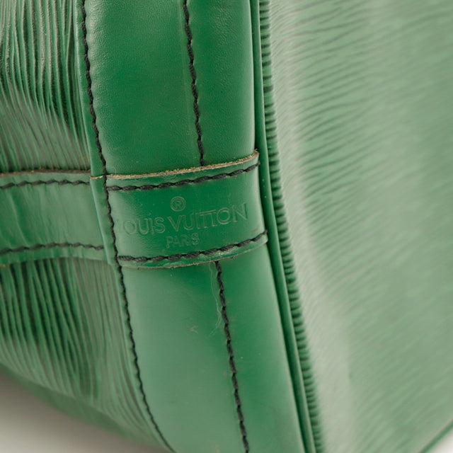 Detail coins et coutures Louis Vuitton Noe Epi Vert — AMANA Vintage