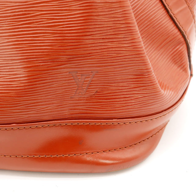 Detail coin inferieur Louis Vuitton Noe Epi Marron frottements occasion — AMANA Vintage