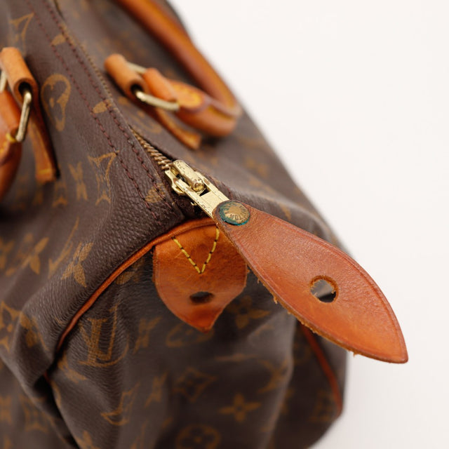 Détail languette cadenas Louis Vuitton Speedy 35 usée vert-de-gris — AMANA Vintage