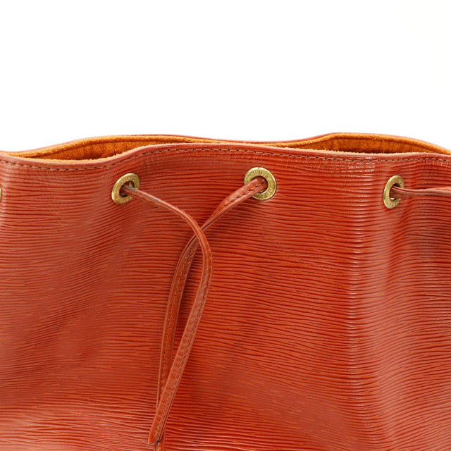 Detail oeillets et cordon coulissant Louis Vuitton Noe Epi marron — AMANA Vintage