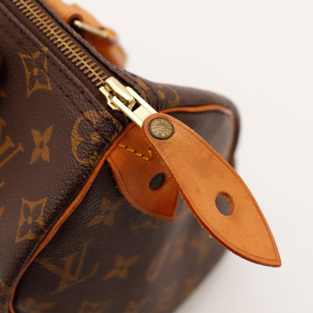 Détail tirette languette cadenas Louis Vuitton Speedy 25 occasion — AMANA Vintage