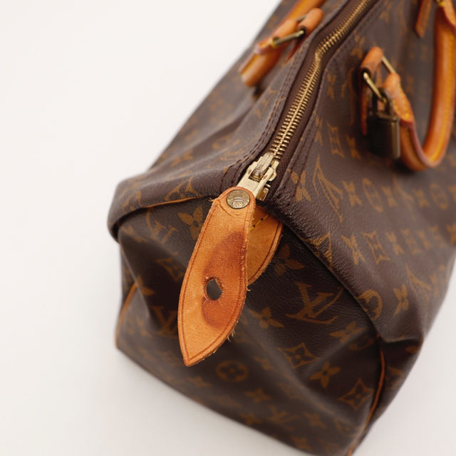 Détail des pattes d'anses Louis Vuitton Speedy 35 cuir vachette occasion authentique — AMANA Vintage