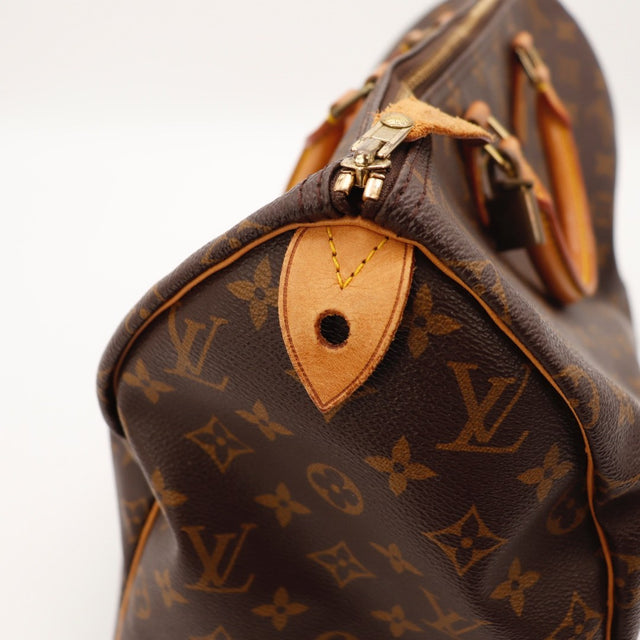 Détail de la patine Louis Vuitton Speedy 35 cuir vachette caramel occasion authentique — AMANA Vintage