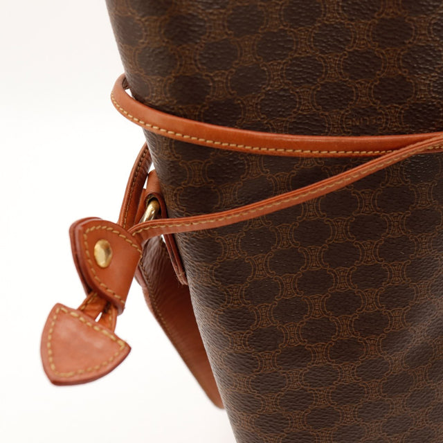 Detail systeme de fermeture coulissante et bande cuir sac seau Celine Macadam — AMANA Vintage
