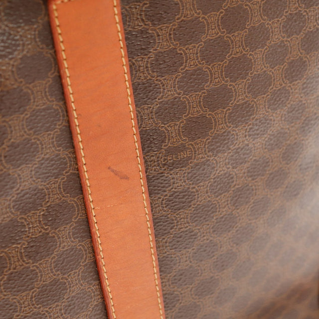 Detail bande cuir verticale avec griffure sac seau Celine Macadam — AMANA Vintage