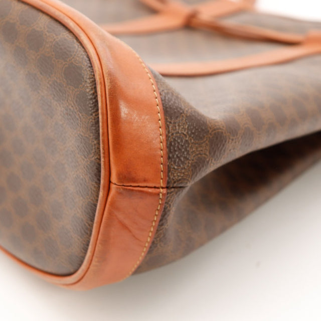 Detail coin inferieur gauche sac seau Celine Macadam usure cuir — AMANA Vintage