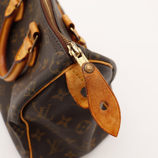 Détail languette cadenas et tirette zip Louis Vuitton Speedy 25 usure visible — AMANA Vintage