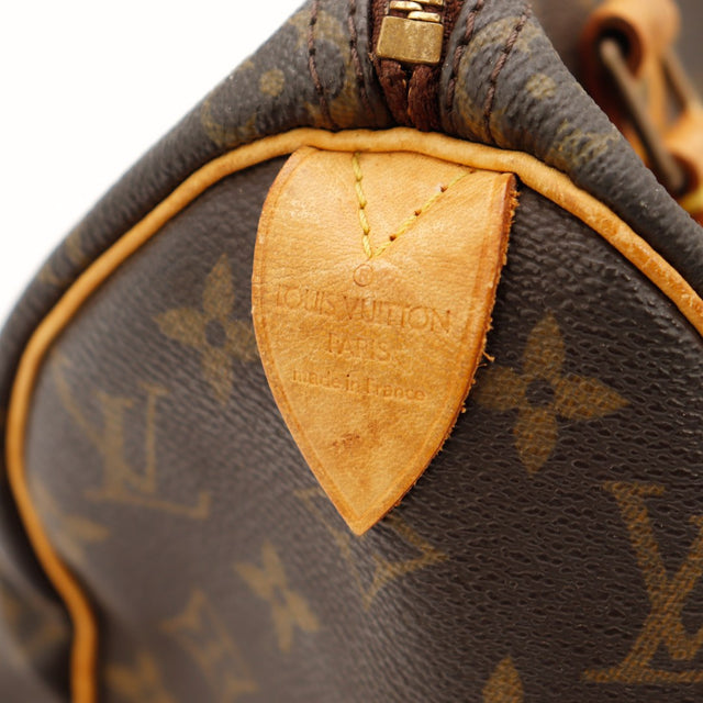 Détail tab vachette Louis Vuitton Speedy 25 patine caramel — AMANA Vintage