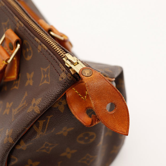Détail languette cadenas cuir vachette Louis Vuitton Speedy 30 fissure — AMANA Vintage