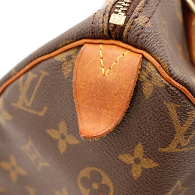 Détail tab cuir vachette Louis Vuitton Speedy 30 patine caramel — AMANA Vintage