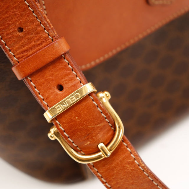 Detail boucle reglage bandouliere Celine Macadam cuir naturel — AMANA Vintage
