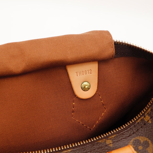Détail de la languette latérale Louis Vuitton Speedy 30 Toile Monogramme occasion authentique — AMANA Vintage