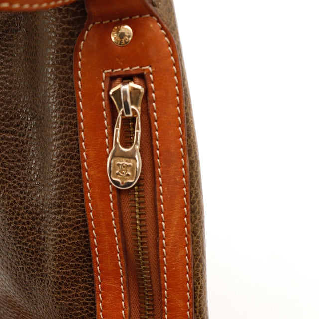 Detail poche zip laterale curseur Celine sac seau Macadam — AMANA Vintage