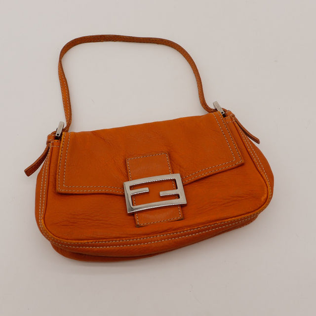 Sac Fendi Baguette cuir orange posé à plat occasion authentique — AMANA Vintage
