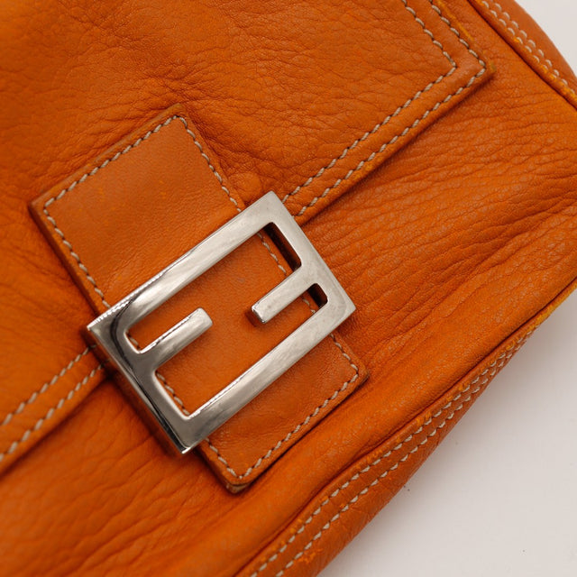 Détail fermoir FF argenté Fendi Baguette cuir orange — AMANA Vintage