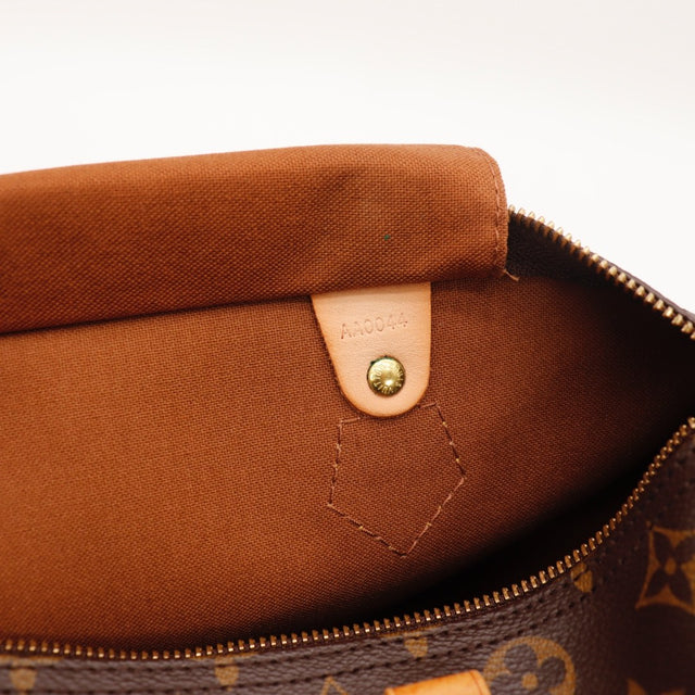 Détail des pattes latérales Louis Vuitton Speedy 30 cuir vachette occasion authentique — AMANA Vintage