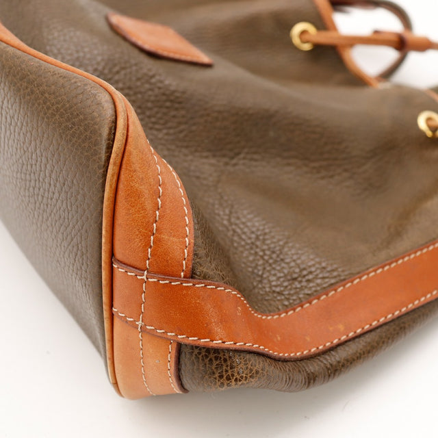 Detail angle inferieur sac seau Celine Macadam usure coins — AMANA Vintage