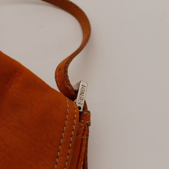 Détail attache d'anse signée Fendi Baguette cuir orange — AMANA Vintage