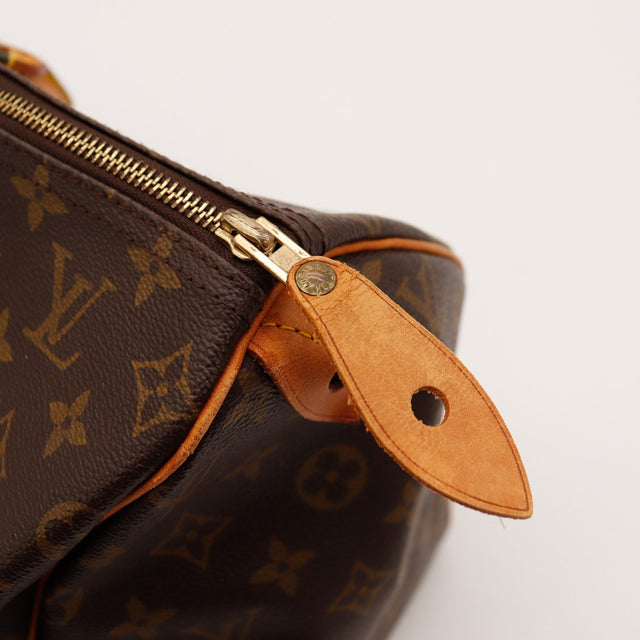Détail tirette cadenas languette vachette Louis Vuitton Speedy 40 — AMANA Vintage