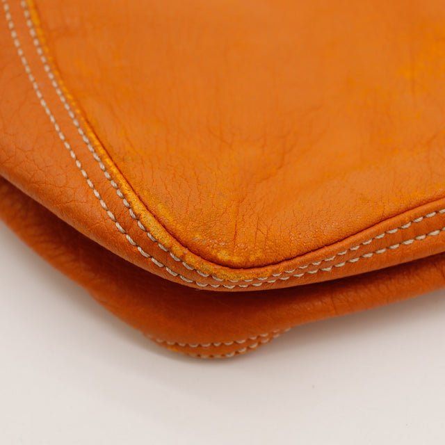 Détail bordure du rabat cuir orange Fendi Baguette — AMANA Vintage