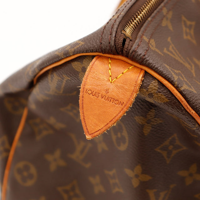 Détail tab vachette Louis Vuitton Speedy 40 patine caramel — AMANA Vintage
