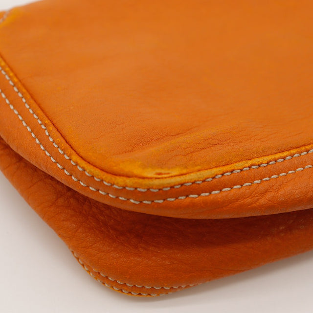 Détail surpiqûres écrues cuir orange Fendi Baguette — AMANA Vintage