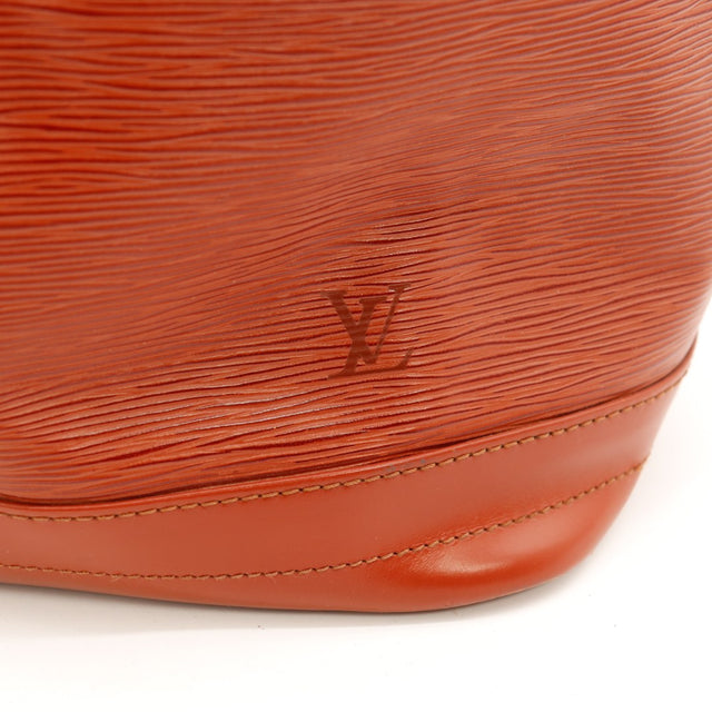 Détail cuir Épi Marron et logo LV Louis Vuitton Noé — AMANA Vintage