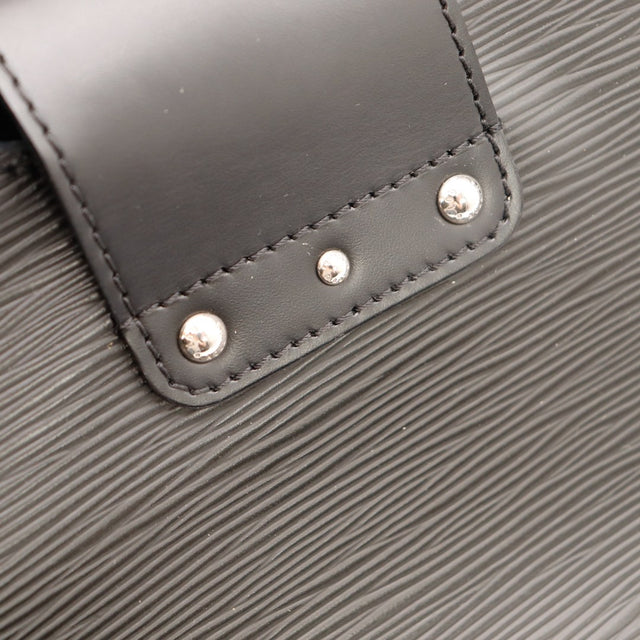 Détail rivets et patte de fermeture cuir Épi noir Louis Vuitton — AMANA Vintage