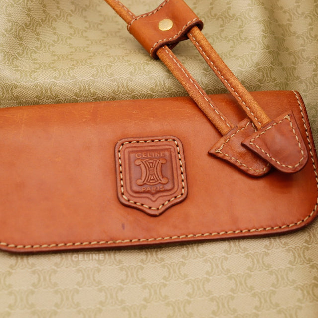 Detail pochette avant cuir cognac et cordelette Celine Seau Macadam — AMANA Vintage