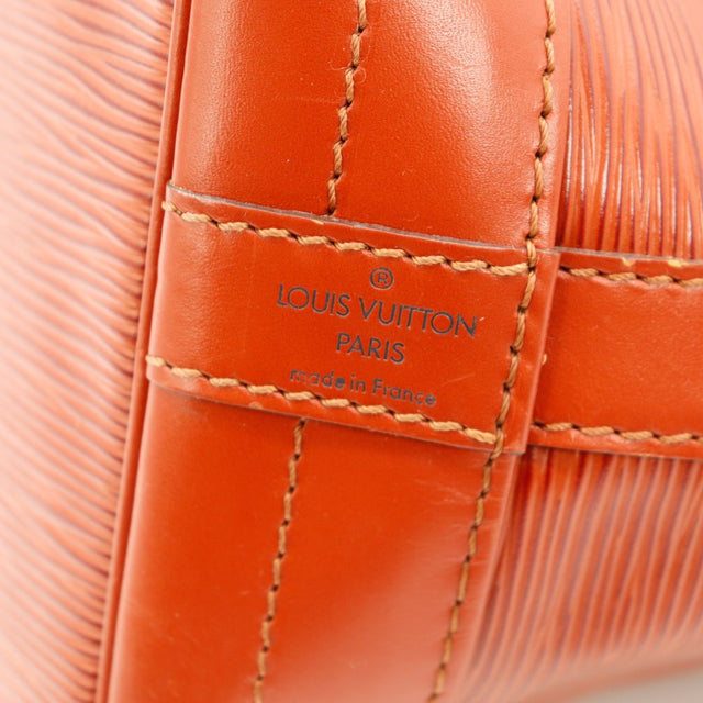 Détail étiquette intérieure Louis Vuitton Paris made in France — AMANA Vintage