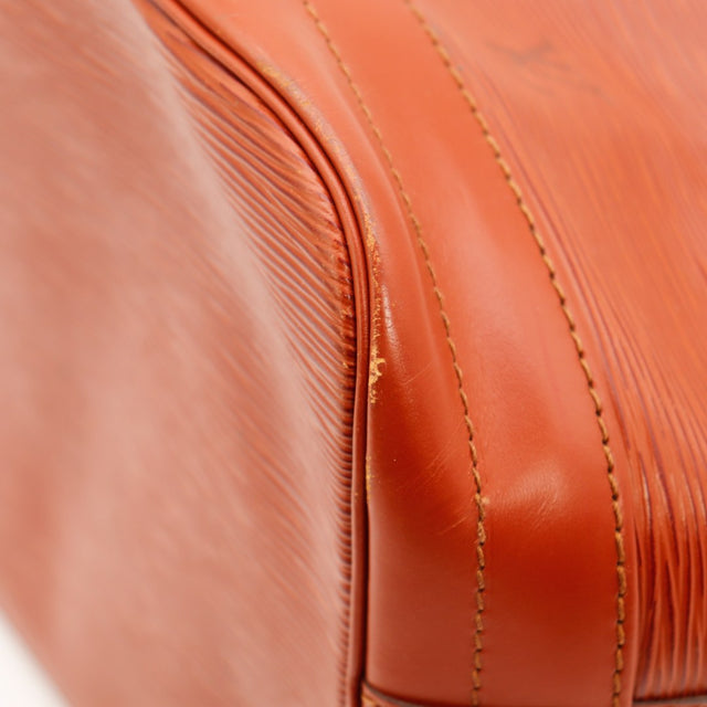 Détail coin inférieur frottements Louis Vuitton Noé Épi Marron — AMANA Vintage