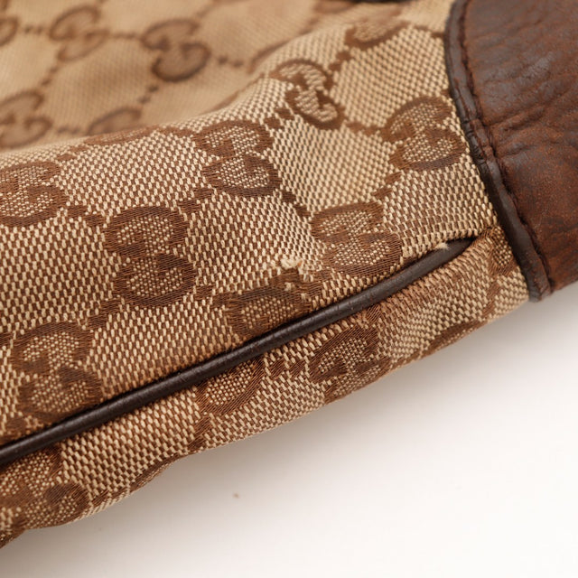 Détail de la toile monogrammée frottée sur le bord du sac Gucci New Jackie — AMANA Vintage