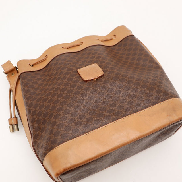 Détail haut du sac seau Céline Macadam cuir naturel et cordon coulissant — AMANA Vintage