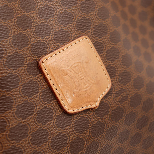 Détail écusson cuir embossé Céline sur toile Macadam — AMANA Vintage