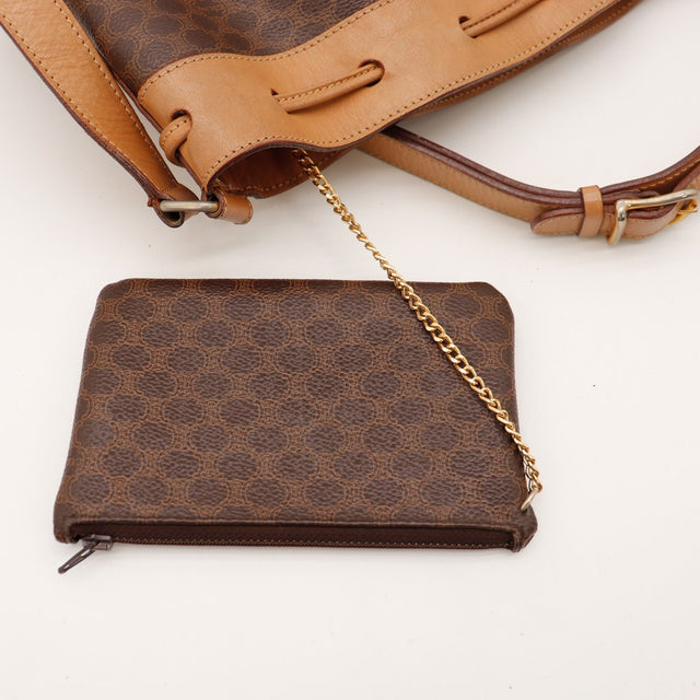 Pochette zippée à chaînette incluse avec le sac seau Céline Macadam — AMANA Vintage