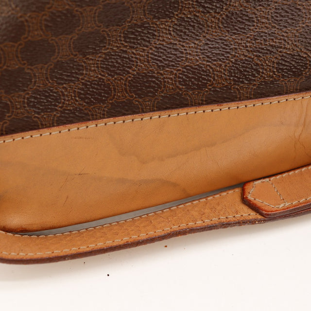 Détail marques sur le cuir naturel du sac seau Céline Macadam — AMANA Vintage