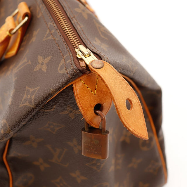 Détail cadenas et tirette en cuir Louis Vuitton Speedy 35 — AMANA Vintage